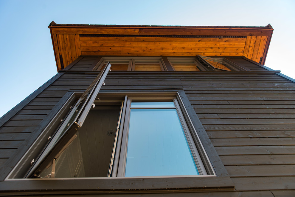 Mittelgroßes, Zweistöckiges Uriges Haus mit brauner Fassadenfarbe, Satteldach und Schindeldach in Toronto
