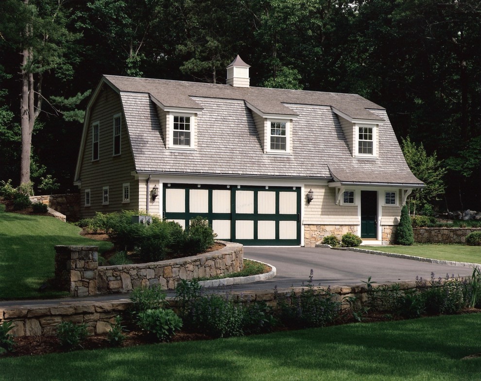Zweistöckiges Landhausstil Haus mit Mix-Fassade, beiger Fassadenfarbe und Mansardendach in Providence