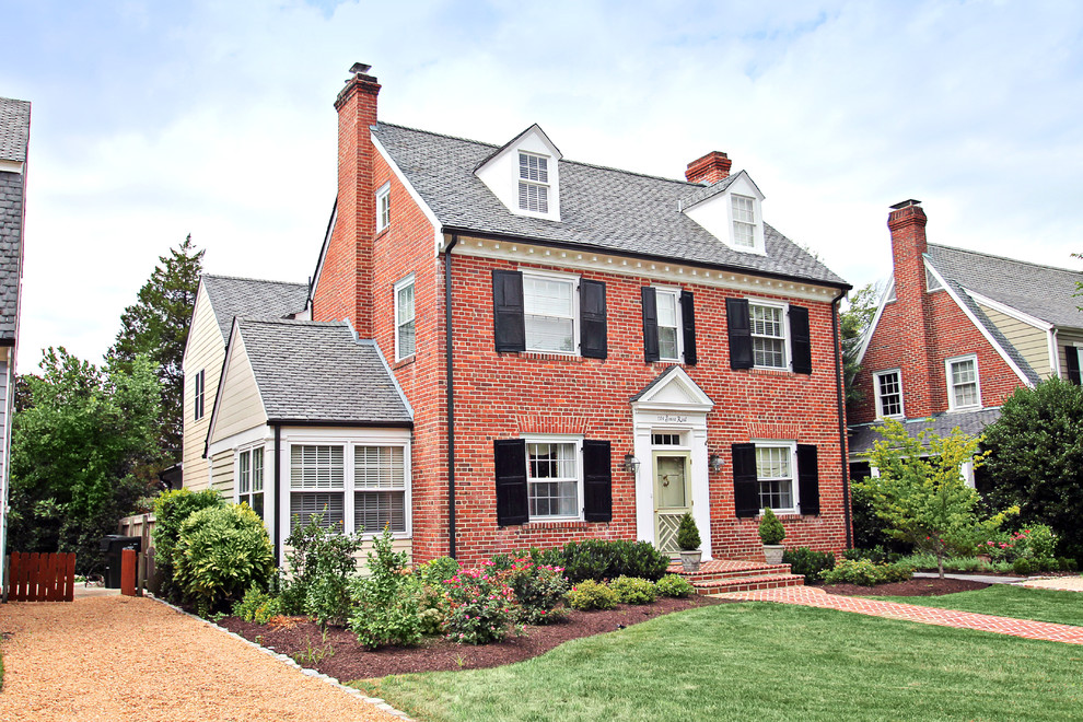 Inspiration pour une façade de maison rouge traditionnelle en brique à deux étages et plus avec un toit à deux pans.