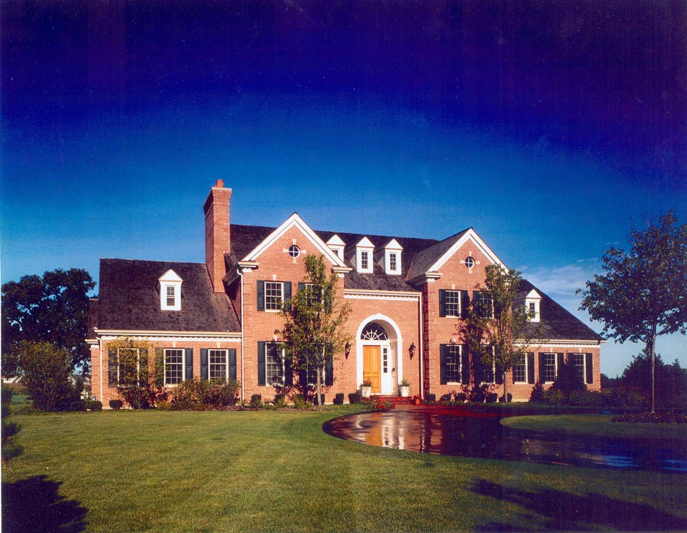 Ispirazione per la facciata di una casa grande rossa classica a due piani con rivestimento in mattoni e tetto a capanna