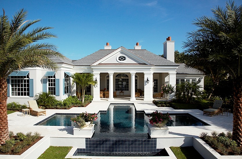 Einstöckiges Klassisches Einfamilienhaus mit Putzfassade und weißer Fassadenfarbe in Miami