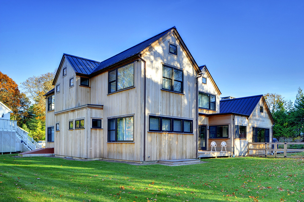 Idee per la facciata di una casa grande country a due piani con rivestimento in legno