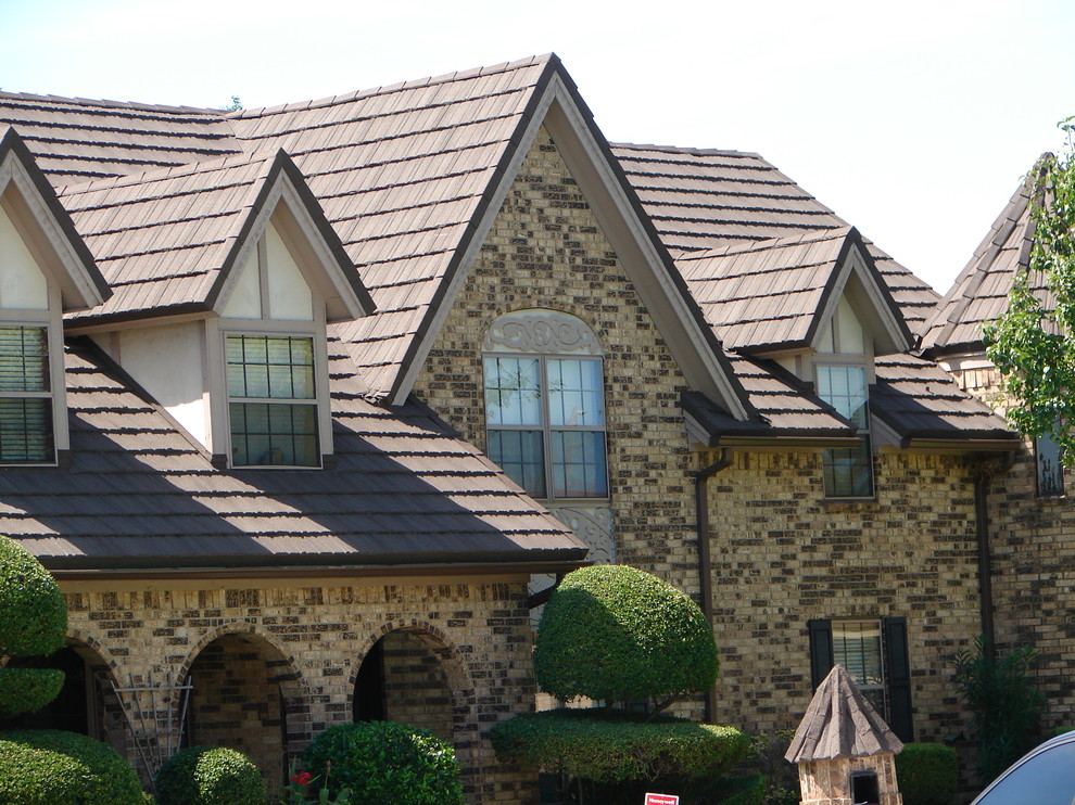 Inspiration pour une façade de maison marron traditionnelle en brique de taille moyenne et à un étage avec un toit à deux pans et un toit en shingle.