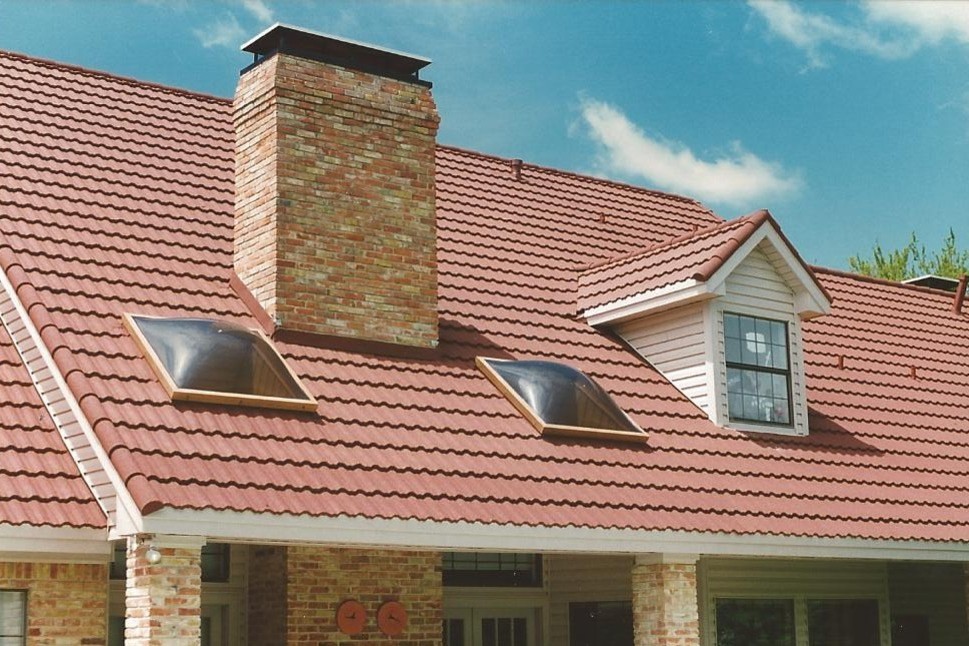 Diseño de fachada de casa multicolor clásica de tamaño medio de dos plantas con revestimientos combinados, tejado a dos aguas y tejado de teja de barro