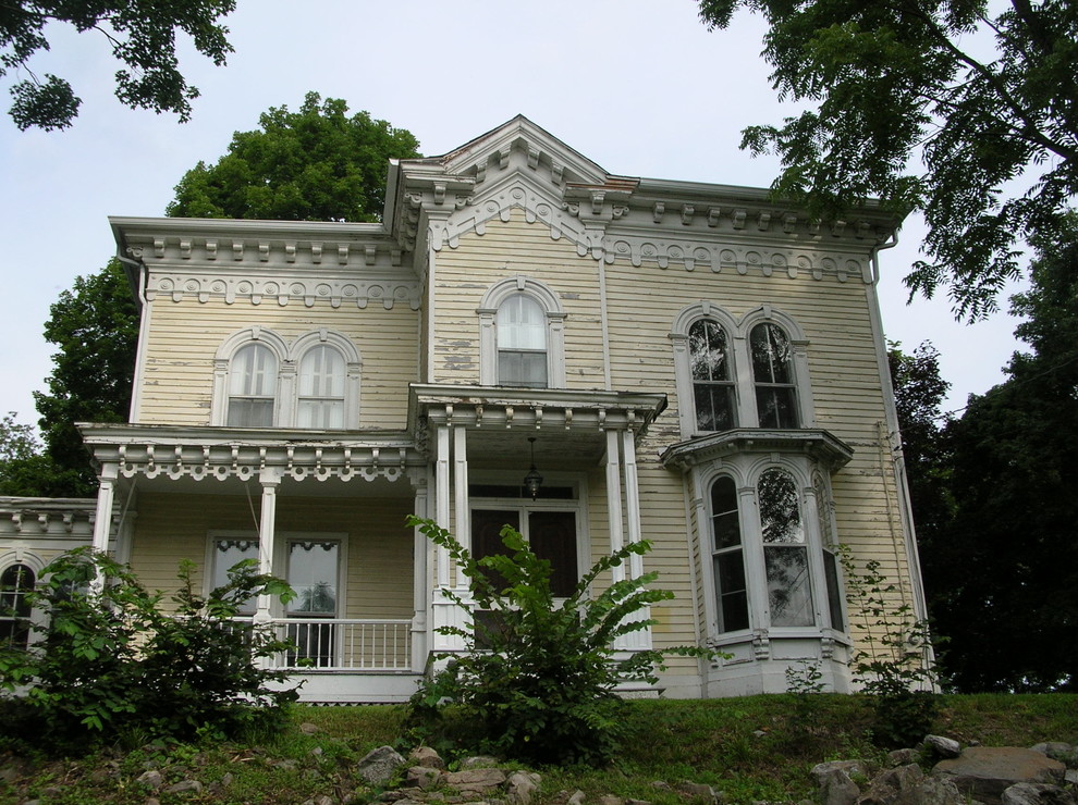 Ispirazione per la facciata di una casa gialla vittoriana a tre piani con rivestimento in legno e tetto a capanna