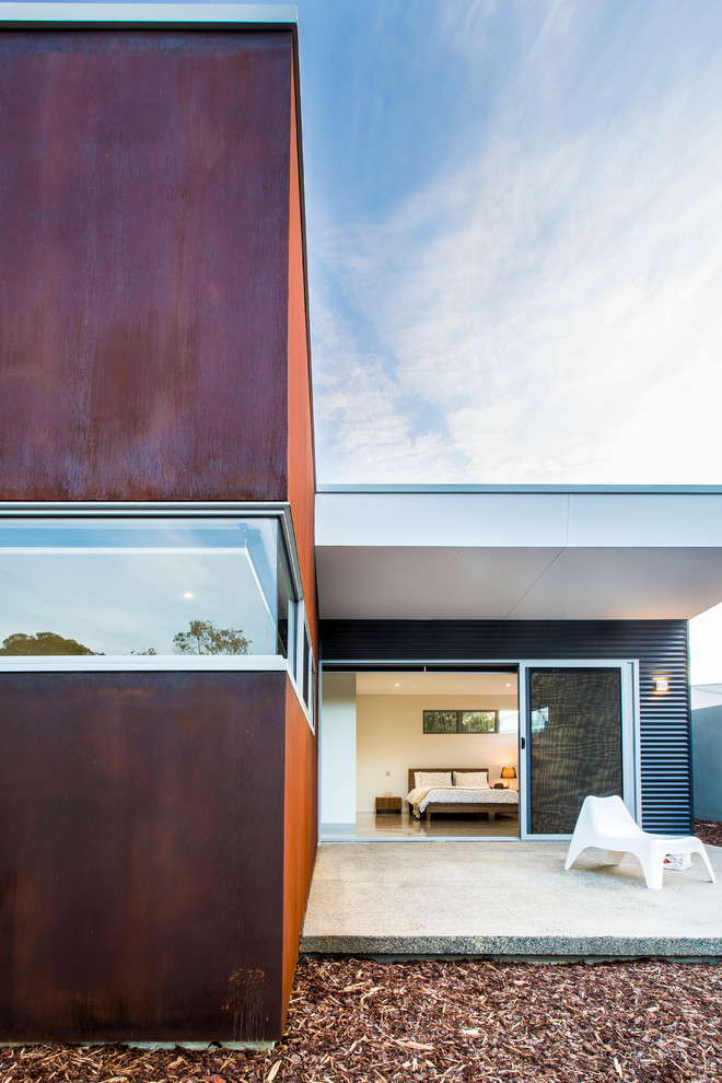 Mid-century modern exterior home idea in Perth