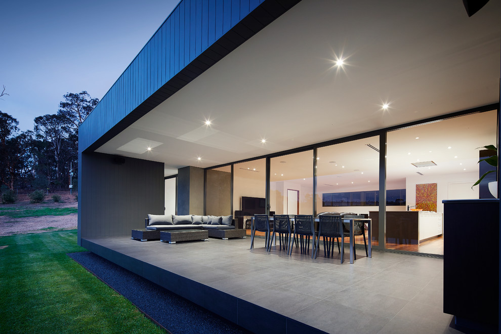 Свежая идея для дизайна: одноэтажный, серый дом в современном стиле с облицовкой из ЦСП и плоской крышей - отличное фото интерьера