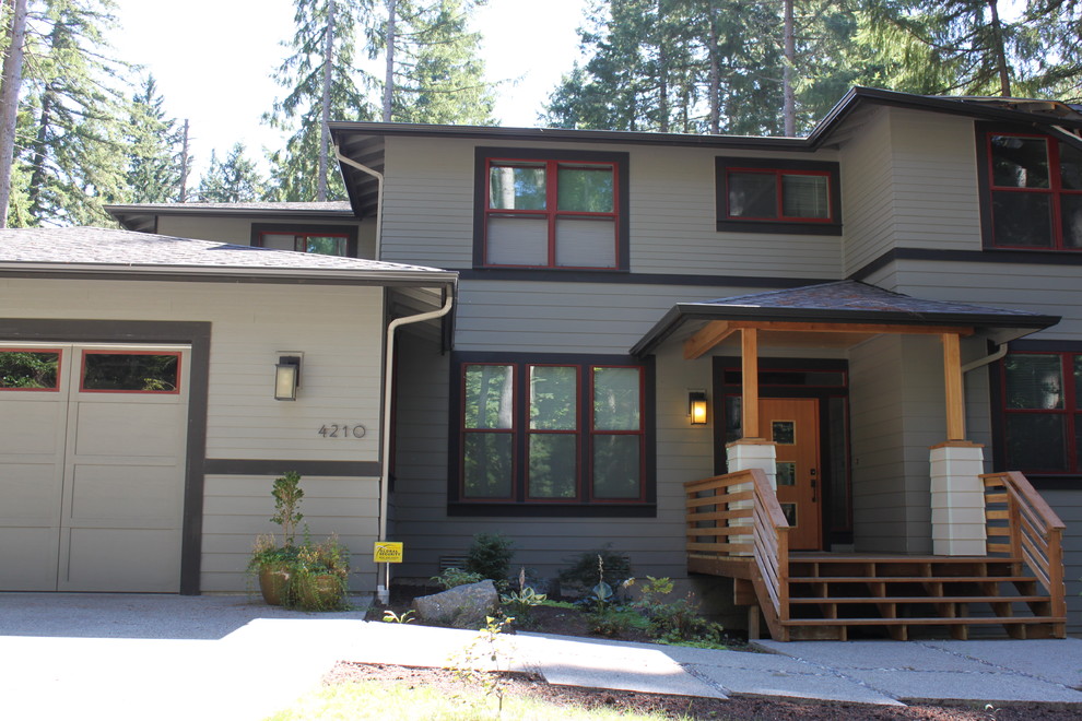 Mittelgroßes, Zweistöckiges Modernes Haus mit Faserzement-Fassade und grauer Fassadenfarbe in Seattle