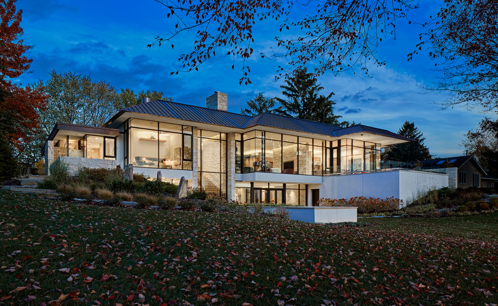 Ispirazione per la villa grande bianca contemporanea a due piani con rivestimento in vetro, tetto a padiglione e copertura in metallo o lamiera