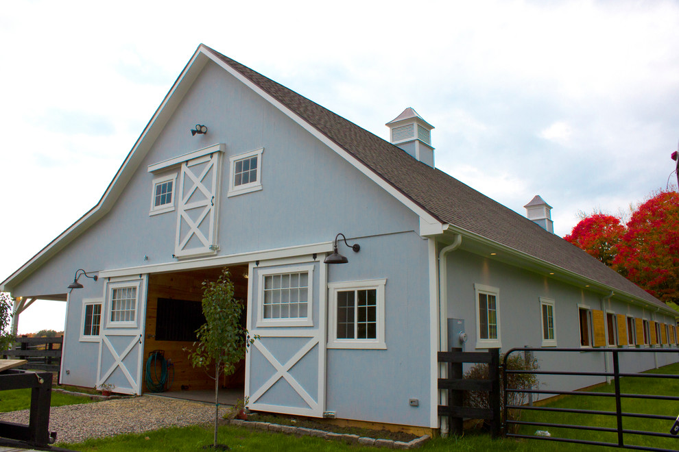 Источник вдохновения для домашнего уюта: большой, одноэтажный, деревянный, синий частный загородный дом в стиле кантри с двускатной крышей и крышей из гибкой черепицы