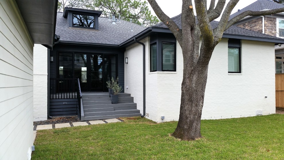 Exemple d'une façade de maison blanche tendance en brique de taille moyenne et de plain-pied.