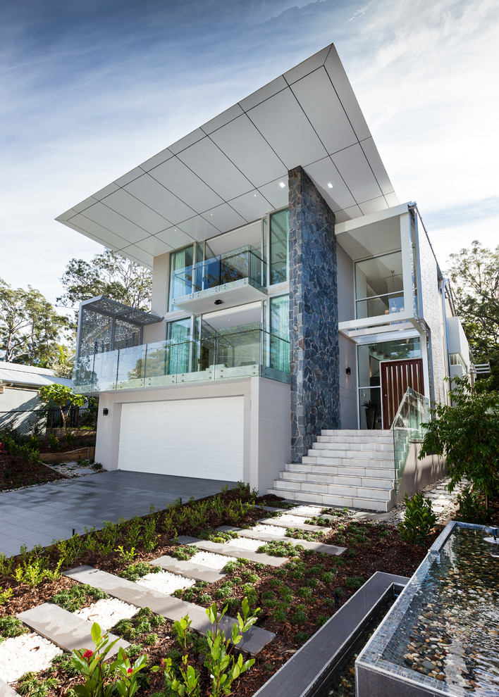 Dreistöckiges Modernes Haus mit weißer Fassadenfarbe und Flachdach in Brisbane