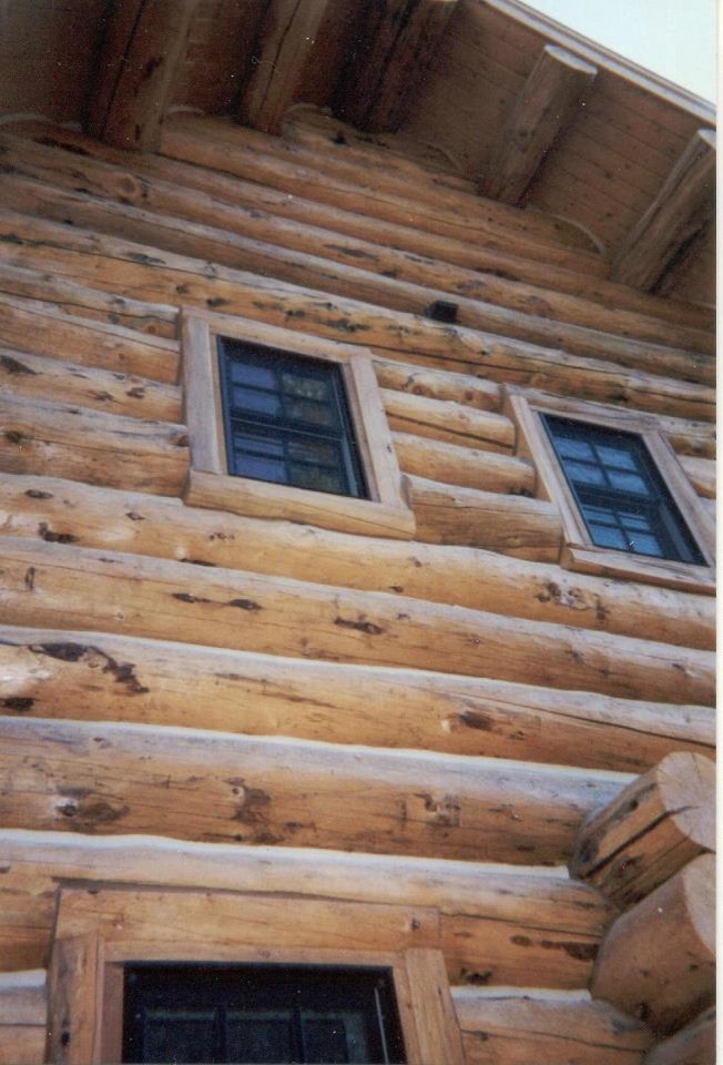 Immagine della facciata di una casa marrone rustica a due piani di medie dimensioni con rivestimento in legno e tetto a capanna