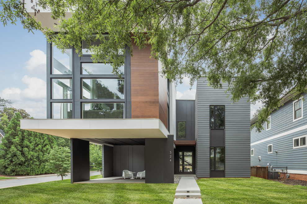 Großes Modernes Haus mit grauer Fassadenfarbe, Flachdach und Misch-Dachdeckung in Charlotte
