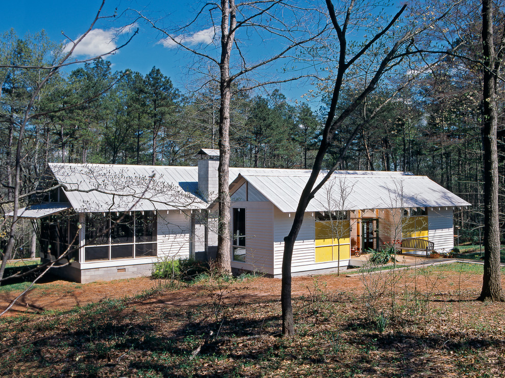 Idées déco pour une façade de maison blanche contemporaine en bois de taille moyenne et de plain-pied avec un toit à deux pans.
