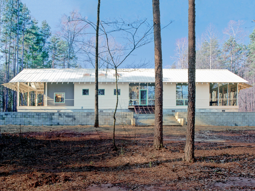 Diseño de fachada blanca contemporánea con revestimiento de madera y tejado a dos aguas