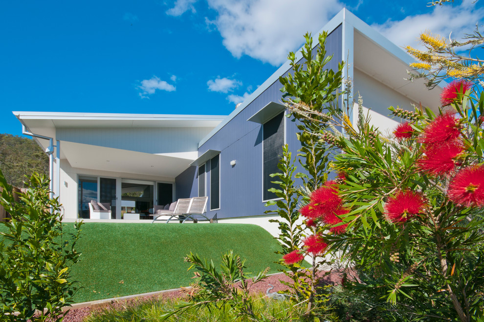 Mittelgroßes, Einstöckiges Modernes Haus mit Mix-Fassade, blauer Fassadenfarbe und Flachdach in Sunshine Coast