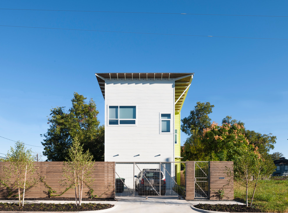 Zweistöckiges Modernes Haus mit Faserzement-Fassade und weißer Fassadenfarbe in Houston