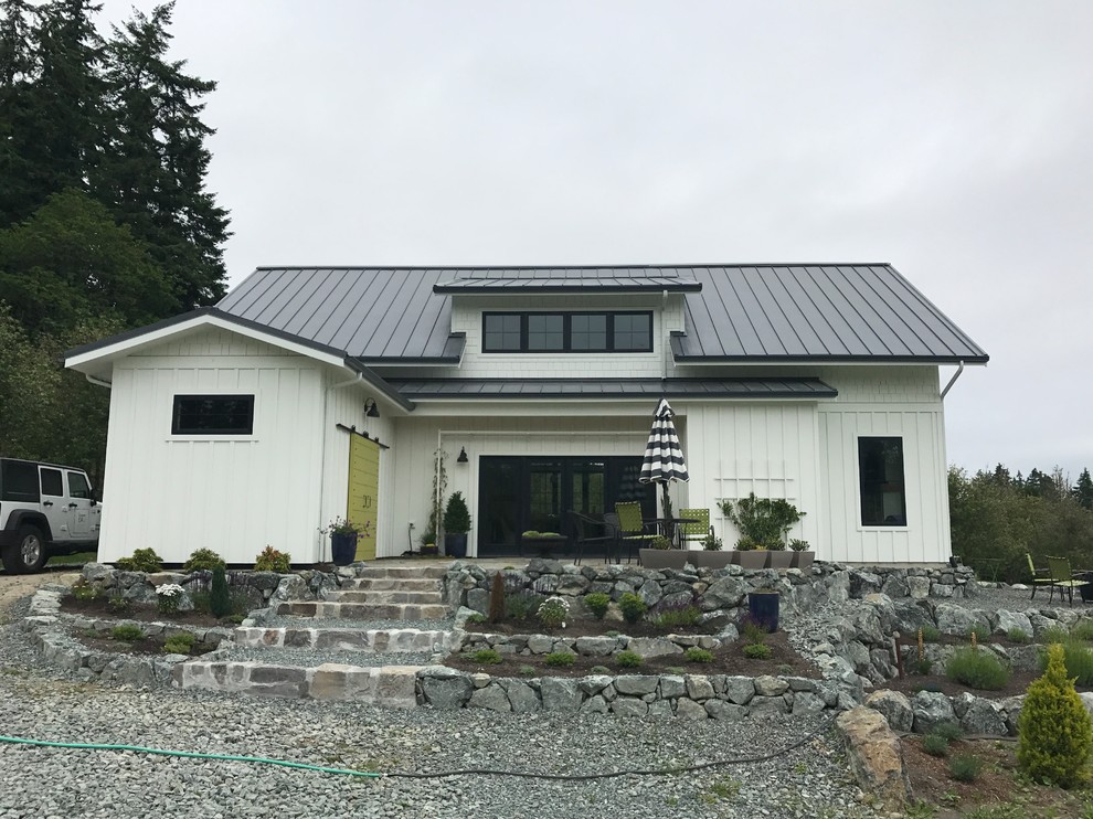 Zweistöckiges Landhausstil Einfamilienhaus mit weißer Fassadenfarbe, Satteldach und Blechdach in Seattle