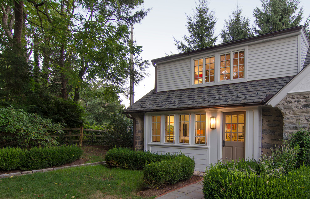 Стильный дизайн: маленький, двухэтажный, белый дом в классическом стиле с облицовкой из камня для на участке и в саду - последний тренд