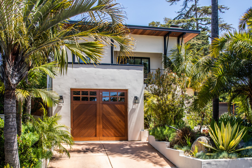 Großes, Zweistöckiges Maritimes Einfamilienhaus mit Putzfassade, weißer Fassadenfarbe, Flachdach und Misch-Dachdeckung in San Diego