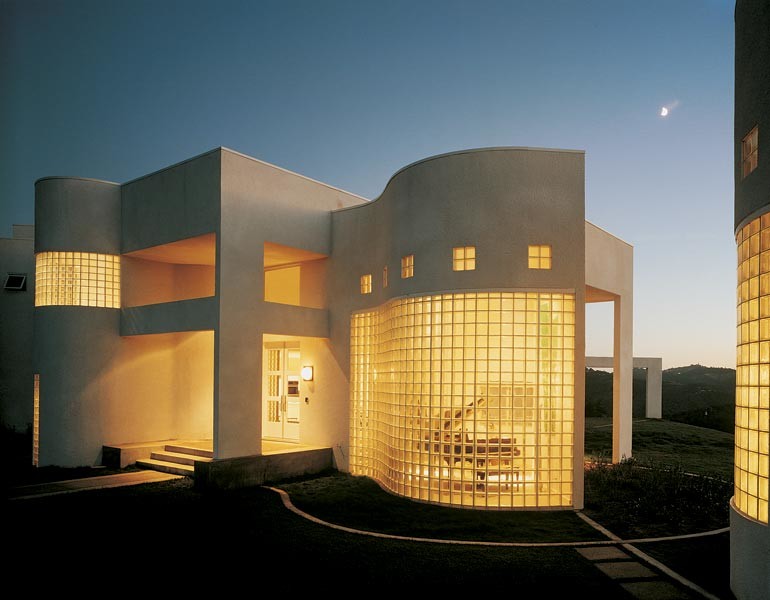Mittelgroßes, Zweistöckiges Modernes Haus mit weißer Fassadenfarbe und Flachdach in Dallas