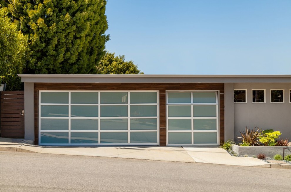Example of a mid-sized mid-century modern gray split-level stucco exterior home design in Orange County