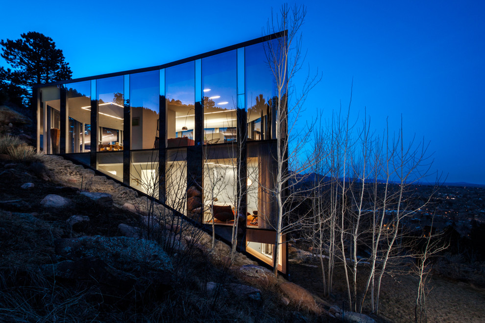 Foto della facciata di una casa contemporanea a tre piani di medie dimensioni con rivestimento in vetro