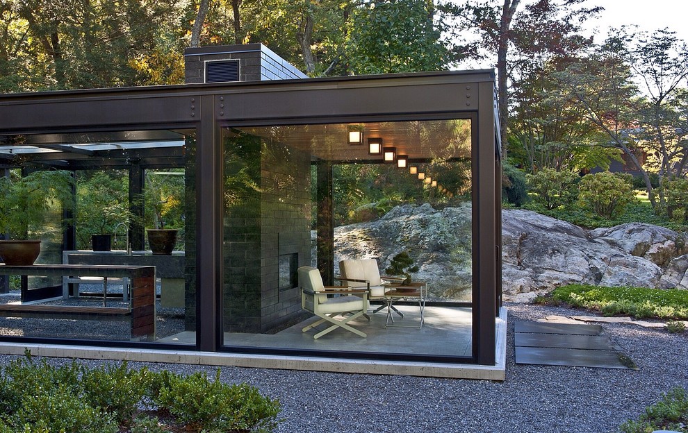 Стильный дизайн: маленький, одноэтажный, стеклянный дом в стиле модернизм для на участке и в саду - последний тренд