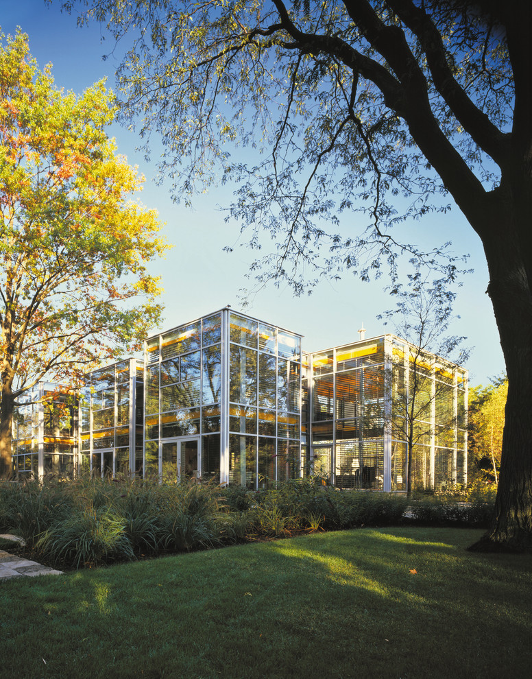 Großes, Zweistöckiges Modernes Haus mit Glasfassade und Flachdach in Chicago