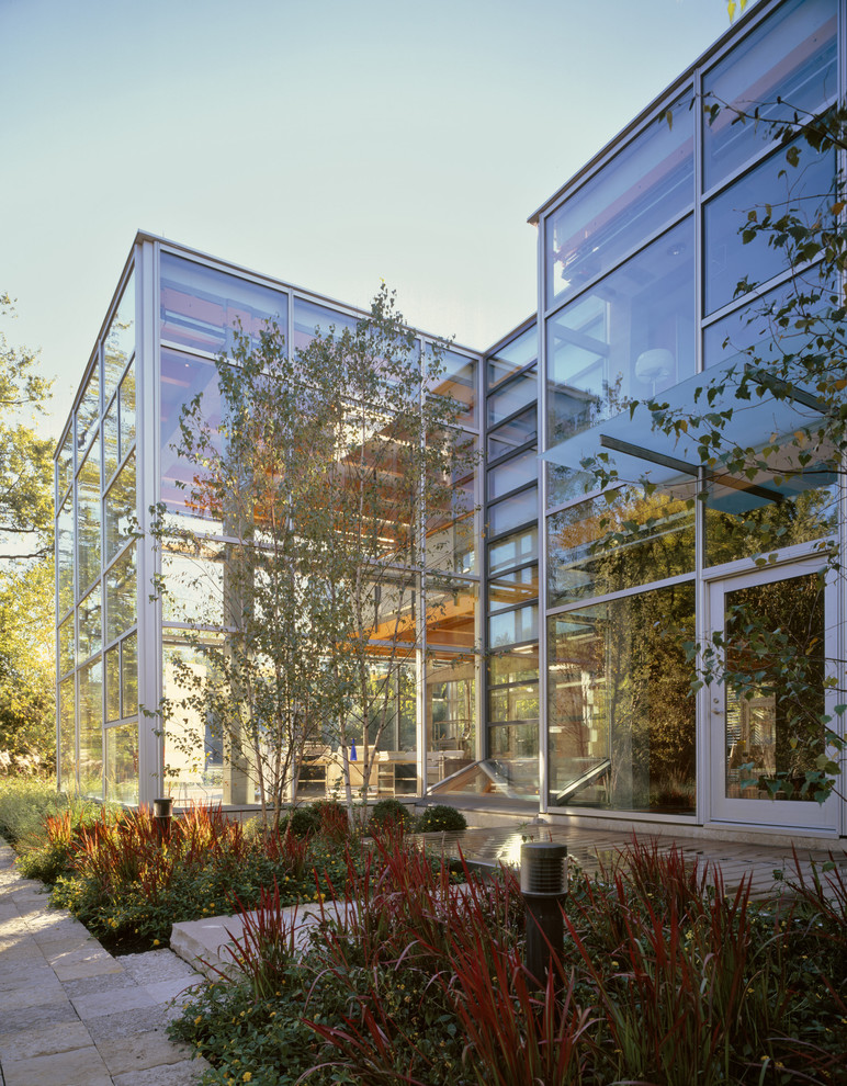 Zweistöckiges Modernes Haus mit Glasfassade und Flachdach in Chicago