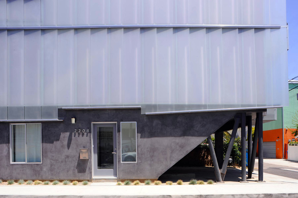 Idée de décoration pour une façade de maison violet design.