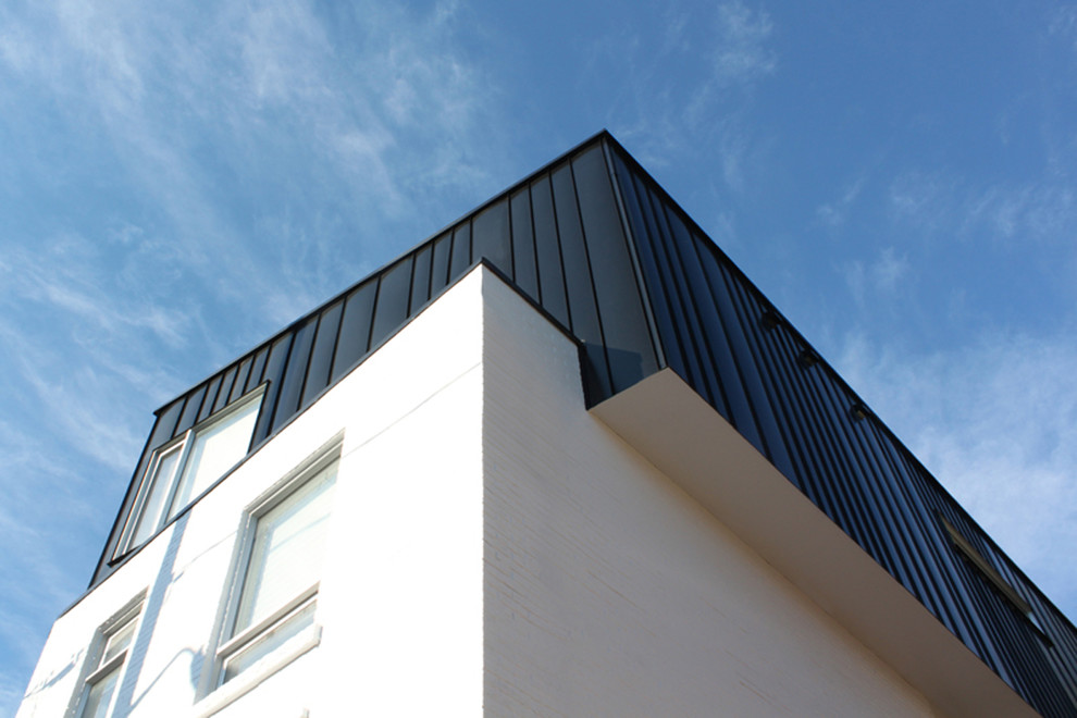 Mittelgroßes, Dreistöckiges Modernes Einfamilienhaus mit Mix-Fassade, schwarzer Fassadenfarbe und Flachdach in Toronto
