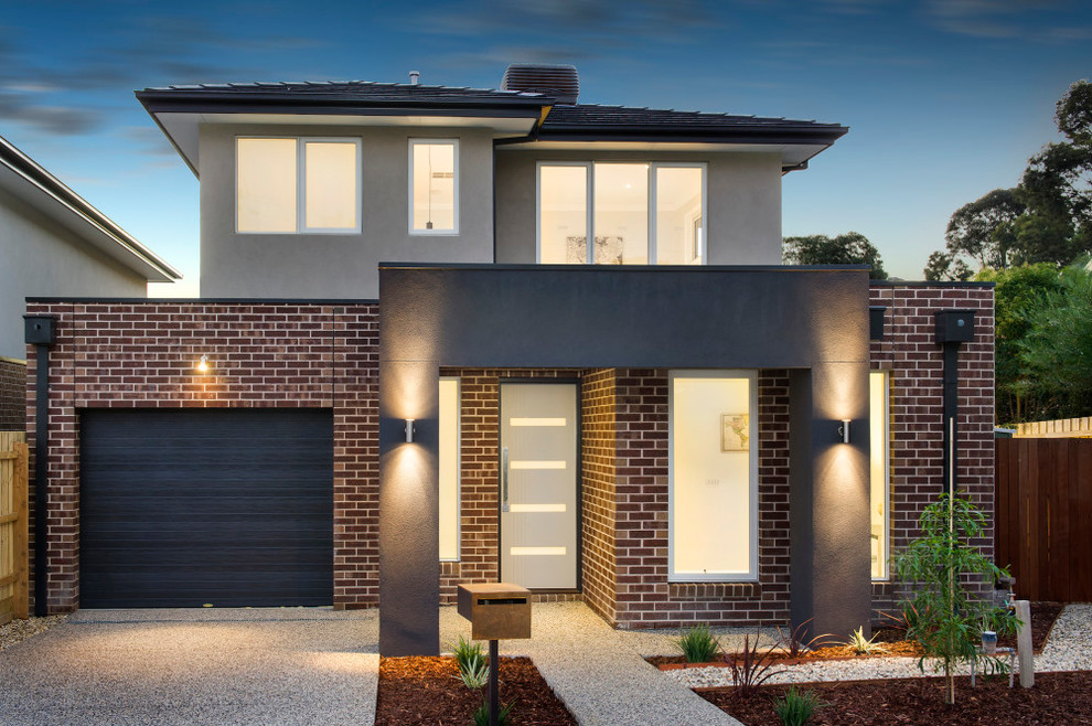 Mittelgroßes, Zweistöckiges Modernes Haus mit Backsteinfassade, brauner Fassadenfarbe und Flachdach in Melbourne