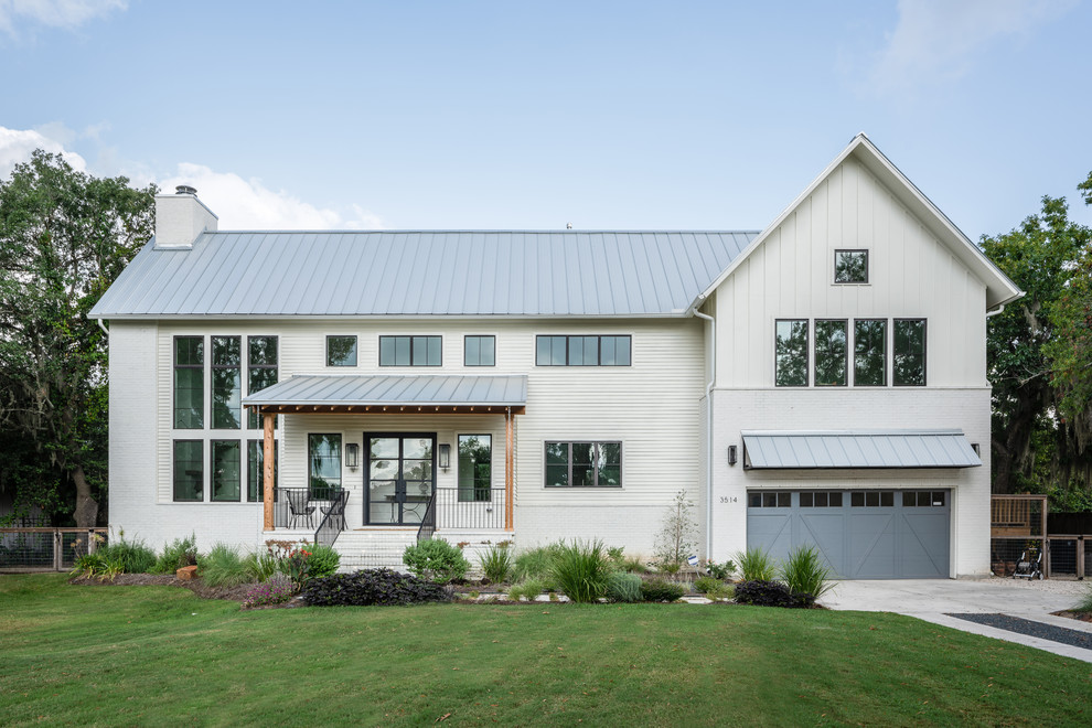 Свежая идея для дизайна: двухэтажный, белый частный загородный дом в стиле кантри с двускатной крышей и металлической крышей - отличное фото интерьера