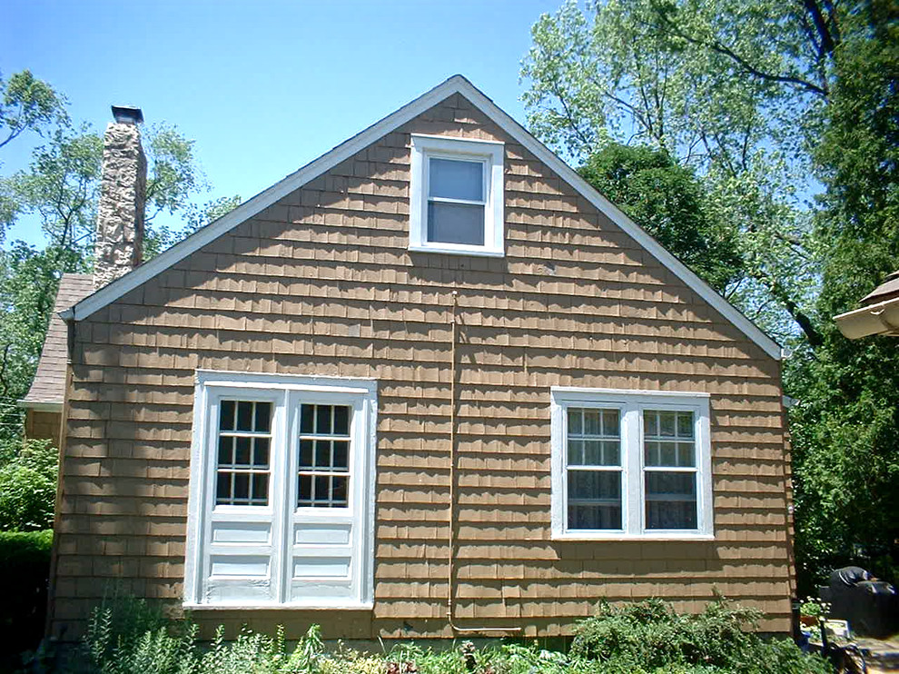 Réalisation d'une façade de maison marron minimaliste en panneau de béton fibré de taille moyenne et à un étage.