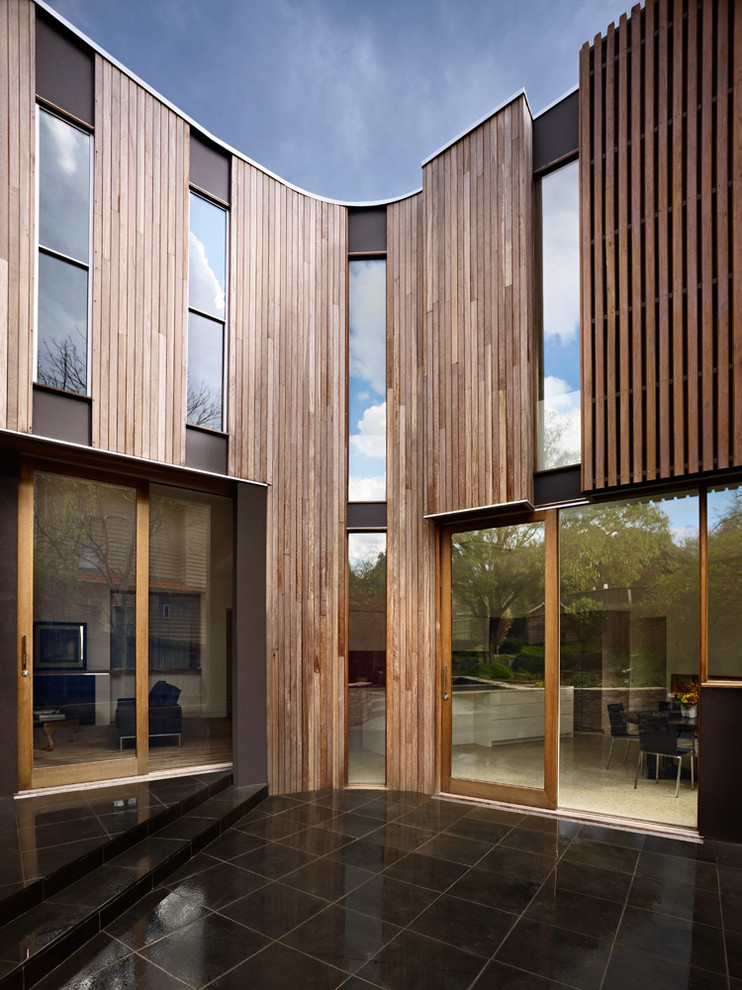 Imagen de fachada marrón contemporánea de tamaño medio de dos plantas con revestimiento de madera