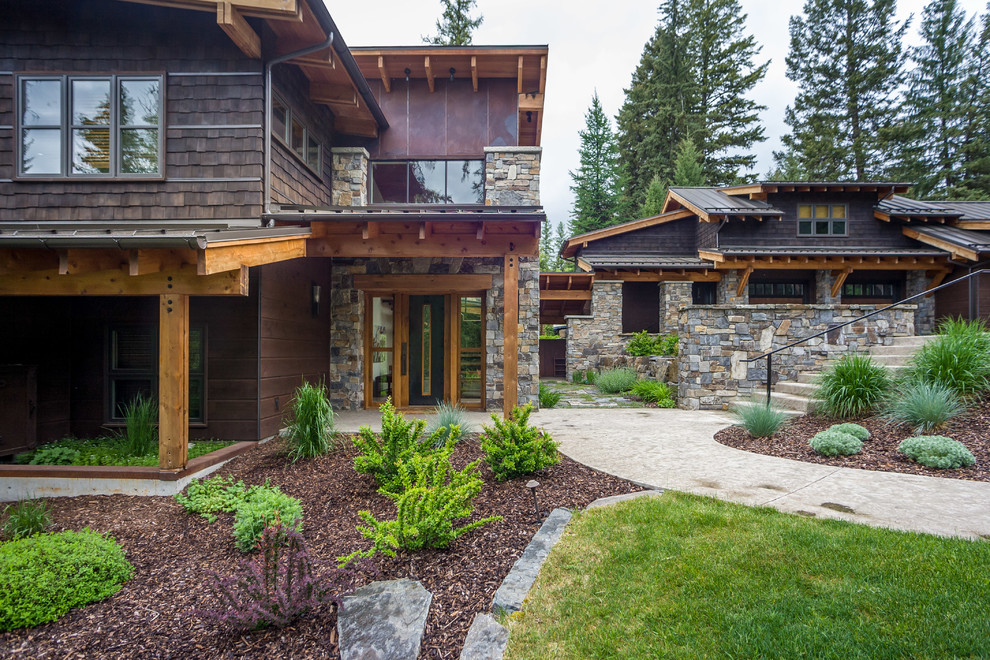 Diseño de fachada marrón rústica de dos plantas con revestimiento de madera y tejado de un solo tendido