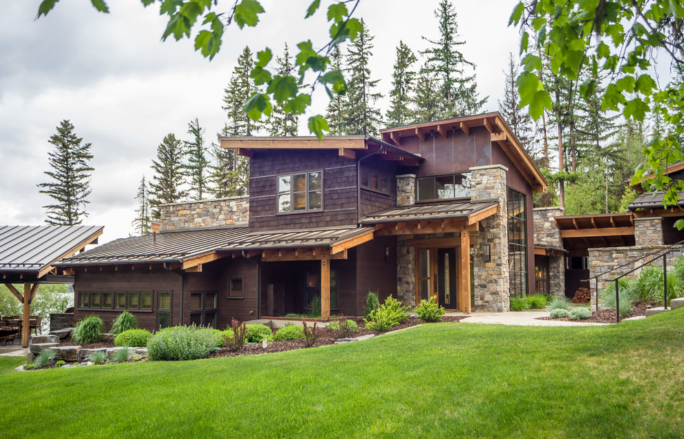 Diseño de fachada marrón rural de dos plantas con revestimiento de madera y tejado de un solo tendido