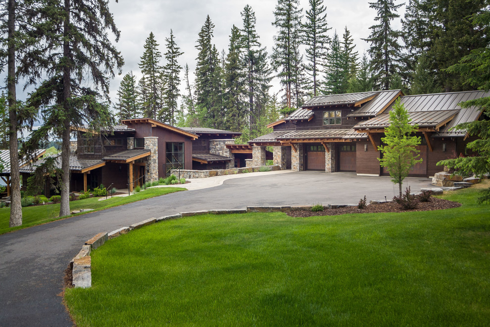 Свежая идея для дизайна: двухэтажный, деревянный, коричневый дом в стиле рустика с односкатной крышей - отличное фото интерьера