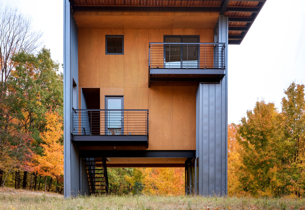Идея дизайна: дом в современном стиле с облицовкой из металла