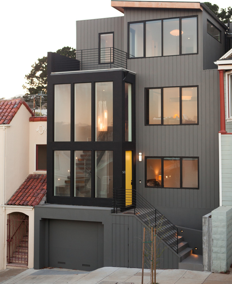 Стильный дизайн: большой, трехэтажный, деревянный, серый дом в стиле модернизм с плоской крышей - последний тренд