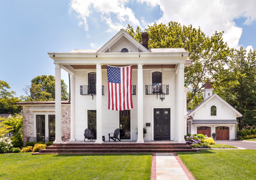 Klassisches Einfamilienhaus mit Mix-Fassade, weißer Fassadenfarbe und Schindeldach in New York