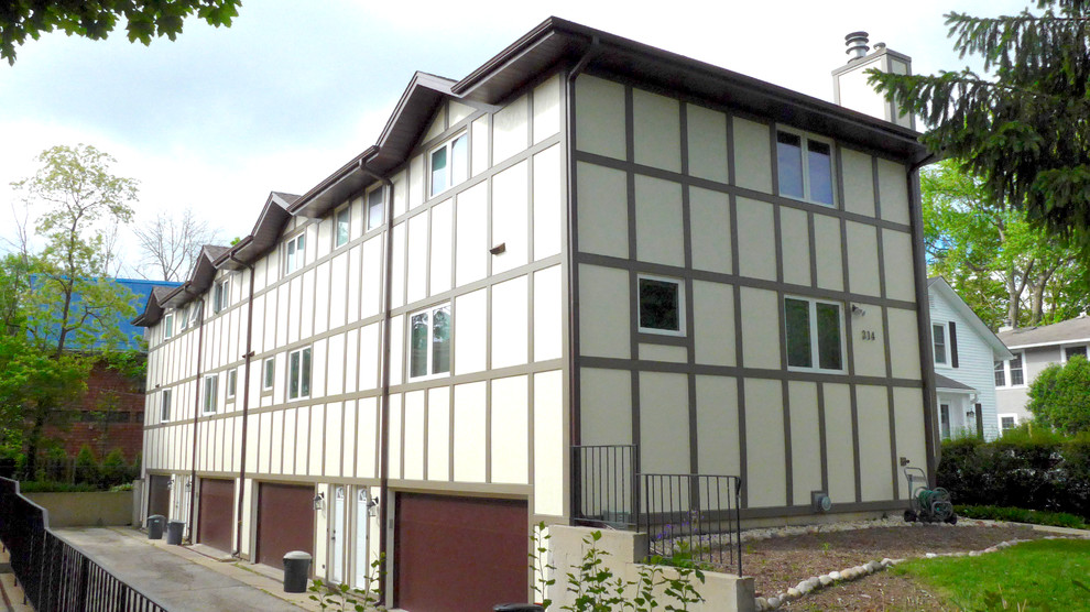 Geräumiges, Dreistöckiges Nordisches Wohnung mit Faserzement-Fassade, beiger Fassadenfarbe, Halbwalmdach und Misch-Dachdeckung in Sonstige