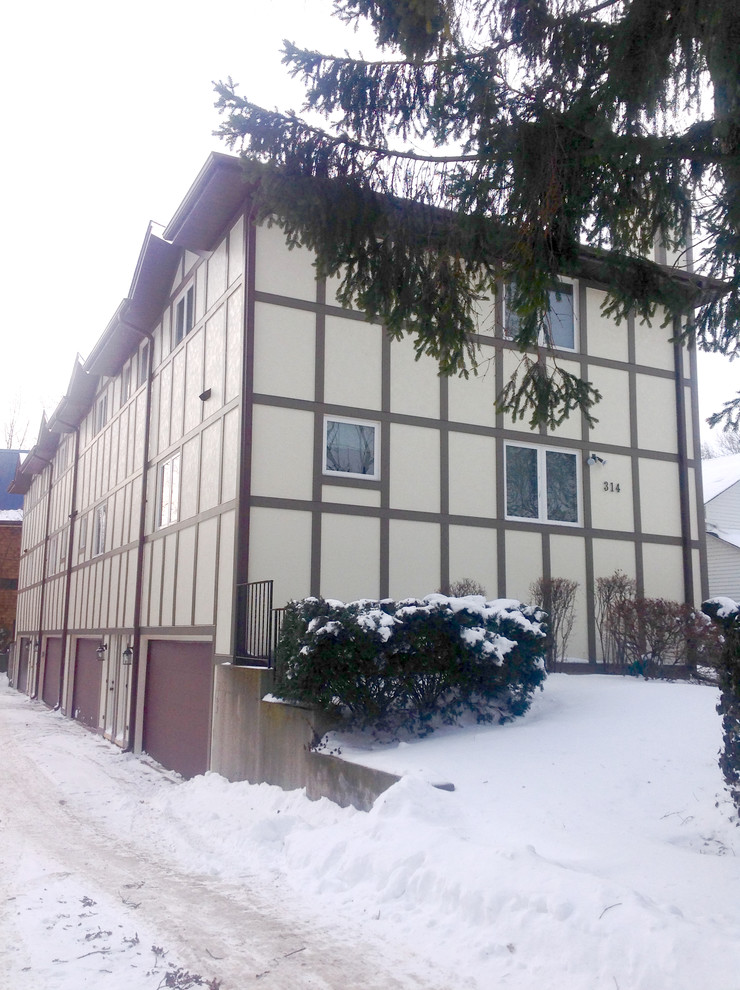 Geräumiges, Dreistöckiges Skandinavisches Wohnung mit Faserzement-Fassade, beiger Fassadenfarbe, Halbwalmdach und Misch-Dachdeckung in Sonstige