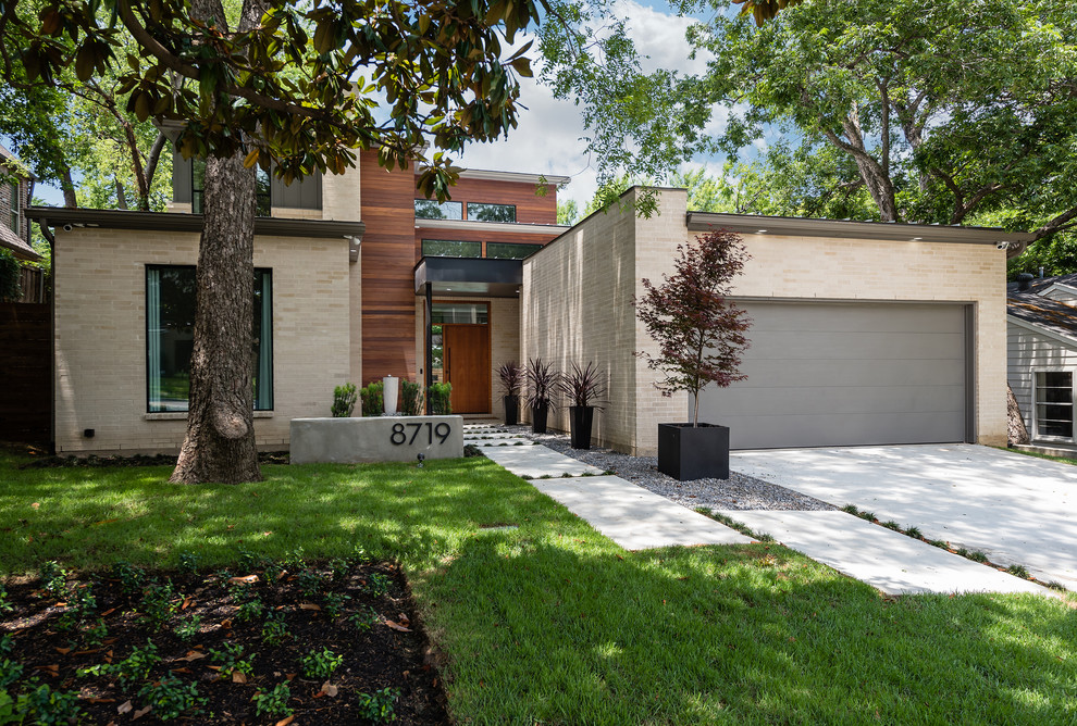 Ejemplo de fachada de casa marrón minimalista grande de dos plantas con revestimiento de madera, tejado plano y tejado de metal