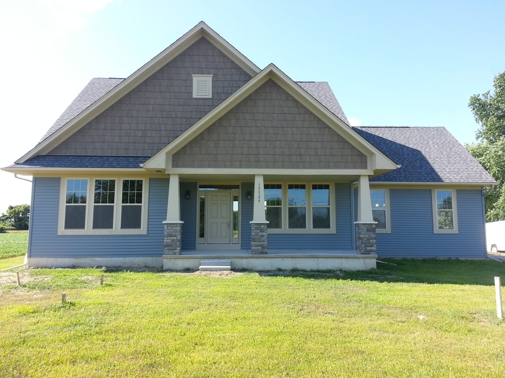 Foto della facciata di una casa blu american style a piani sfalsati con rivestimento in vinile