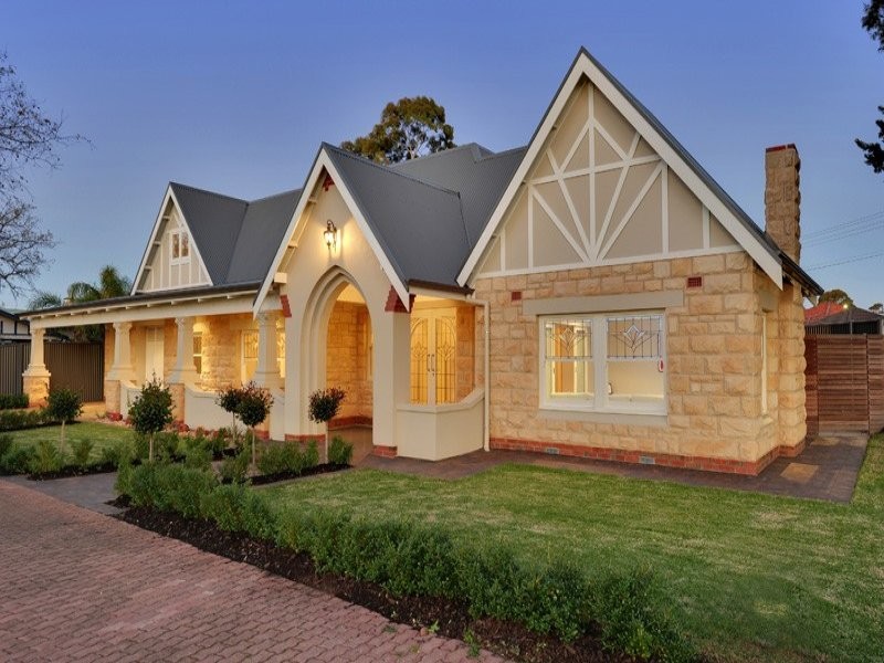 Geräumiges, Zweistöckiges Klassisches Haus mit Steinfassade und beiger Fassadenfarbe in Adelaide