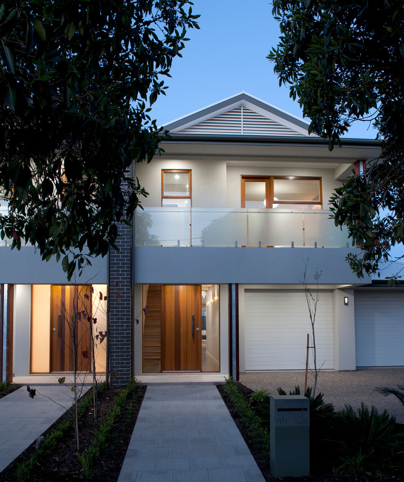 Modelo de fachada de casa bifamiliar gris contemporánea de dos plantas con tejado a dos aguas