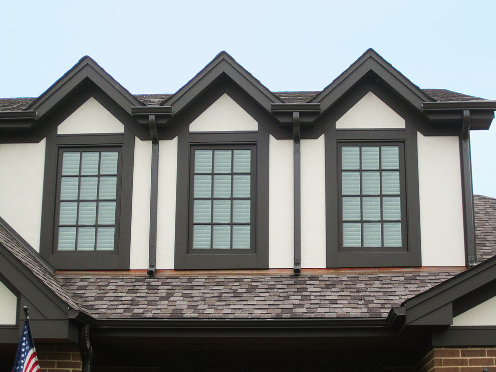 Mittelgroßes, Zweistöckiges Nordisches Einfamilienhaus mit Faserzement-Fassade, beiger Fassadenfarbe, Satteldach und Schindeldach in Sonstige